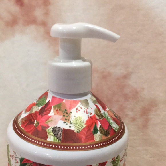 Christmas Holiday Winter Scented Holly Berry Dish Soap NWT XL 32oz plastic pump - Picture 2 of 16